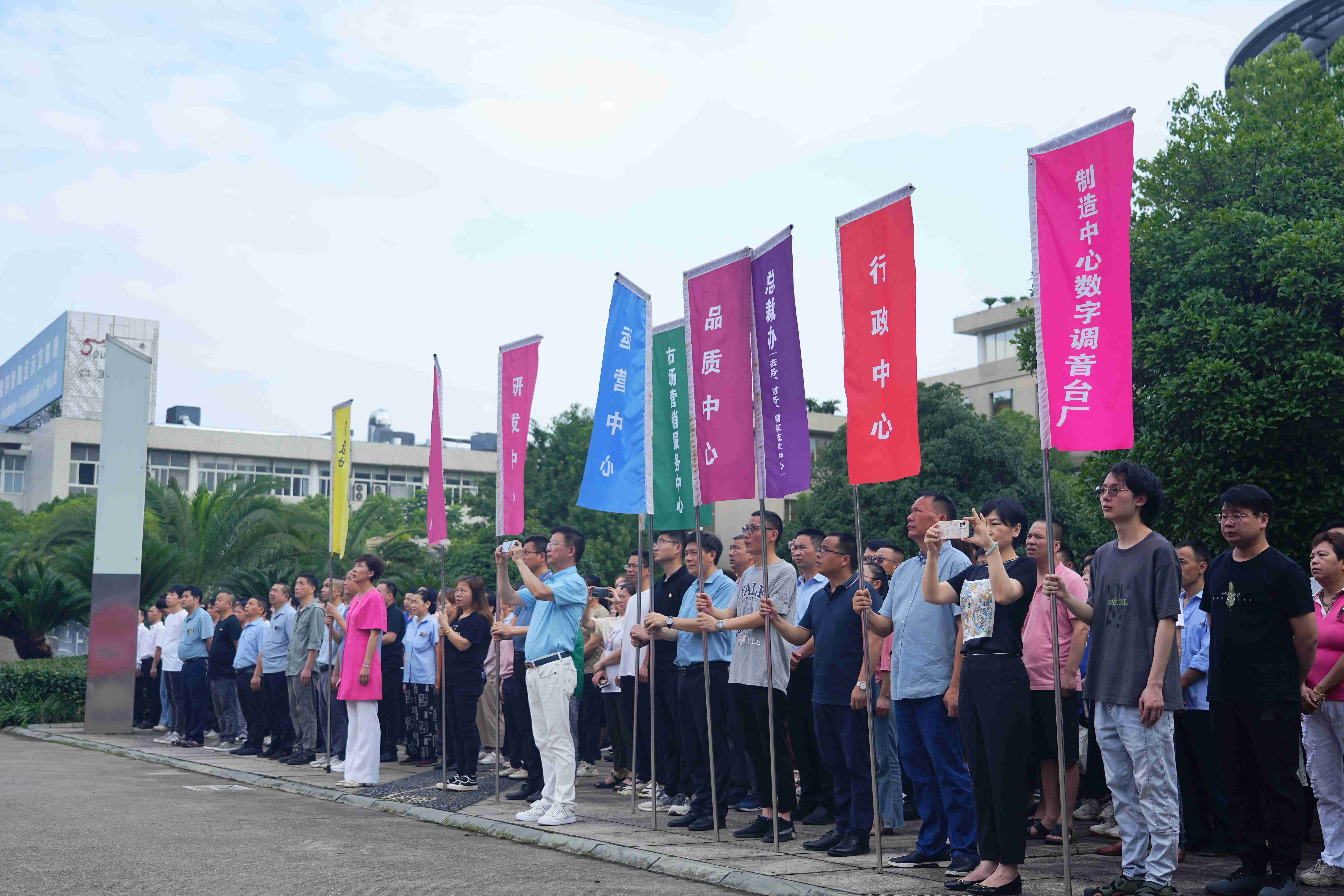 弘扬爱国主义精神，音王庆贺党的生日