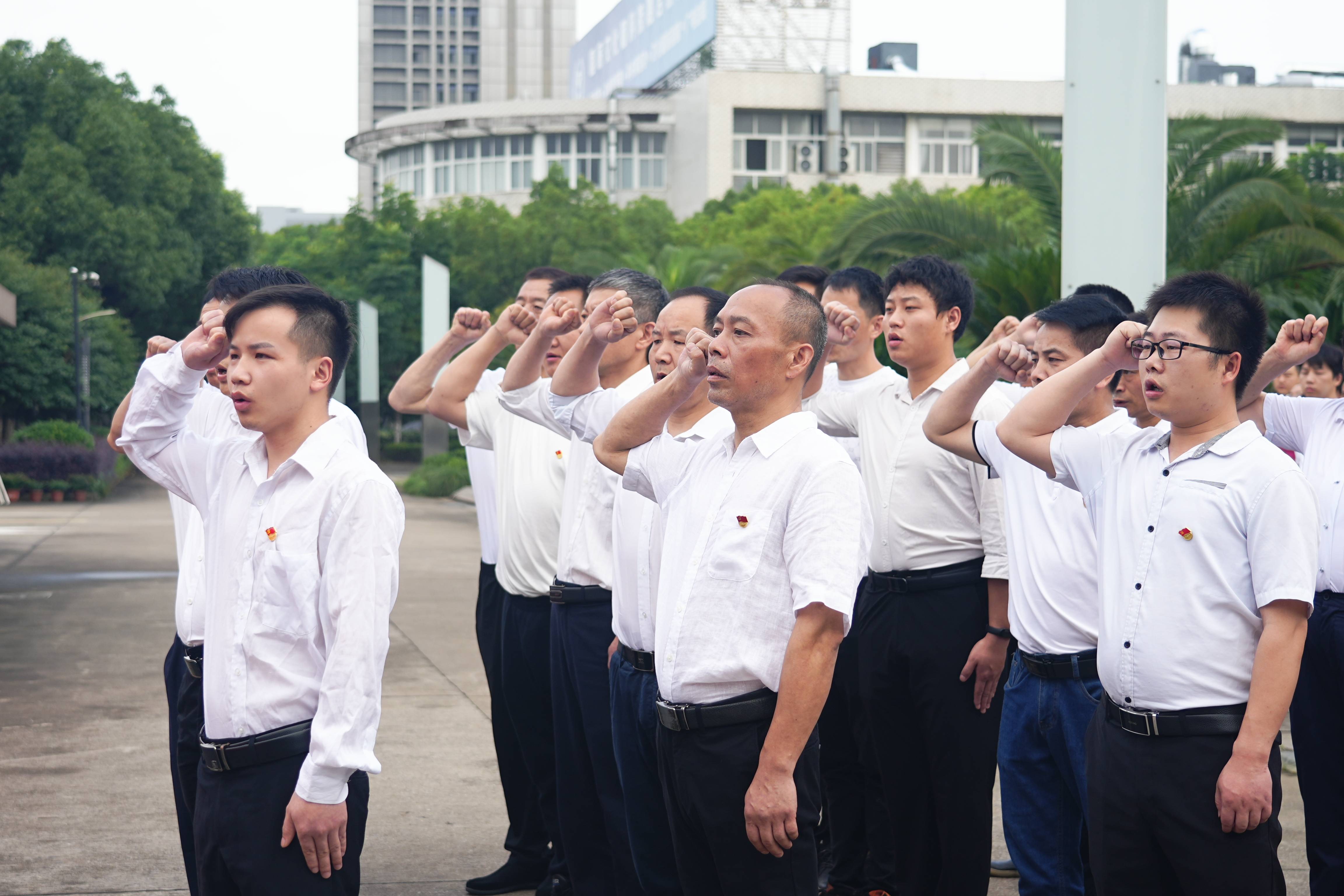 弘扬爱国主义精神，音王庆贺党的生日